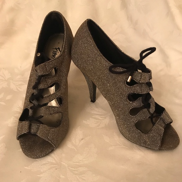 ๐3 for $30.๐ Fioni Night Evening shoes. Gold is glittery (OLCC) - Picture 1 of 3